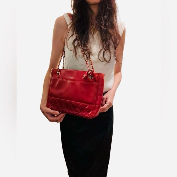 CHANEL Red Shoulder Bag with Timeless Elegance - Picture 3 of 16